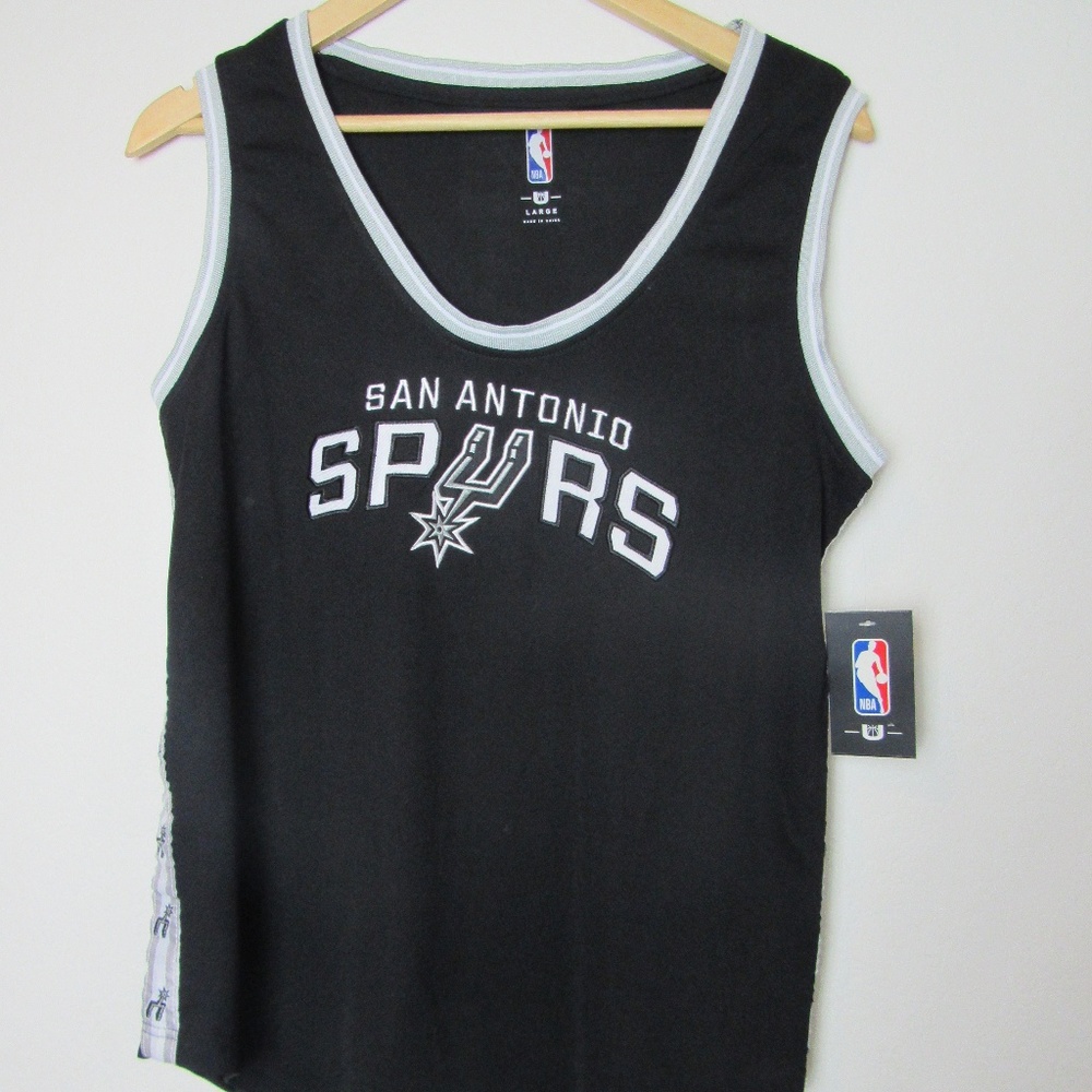NWT San Antonio Spurs, size Large.   A